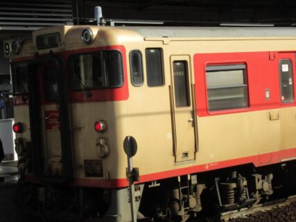 岡山駅津山線ホームの、キハ47みまさかノスタルジー編成。