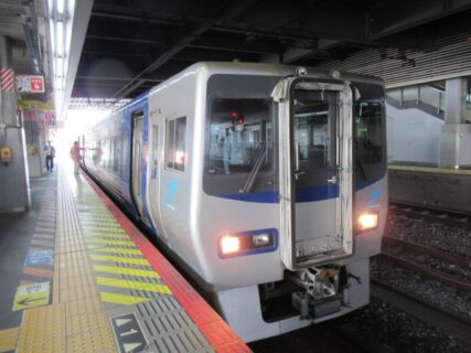 岡山駅から、8000系の特急しおかぜで丸亀駅まで移動いたします。