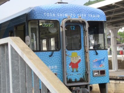 窪川駅は、高知県高岡郡四万十町にある、JR四国・土佐くろしお鉄道の駅。
