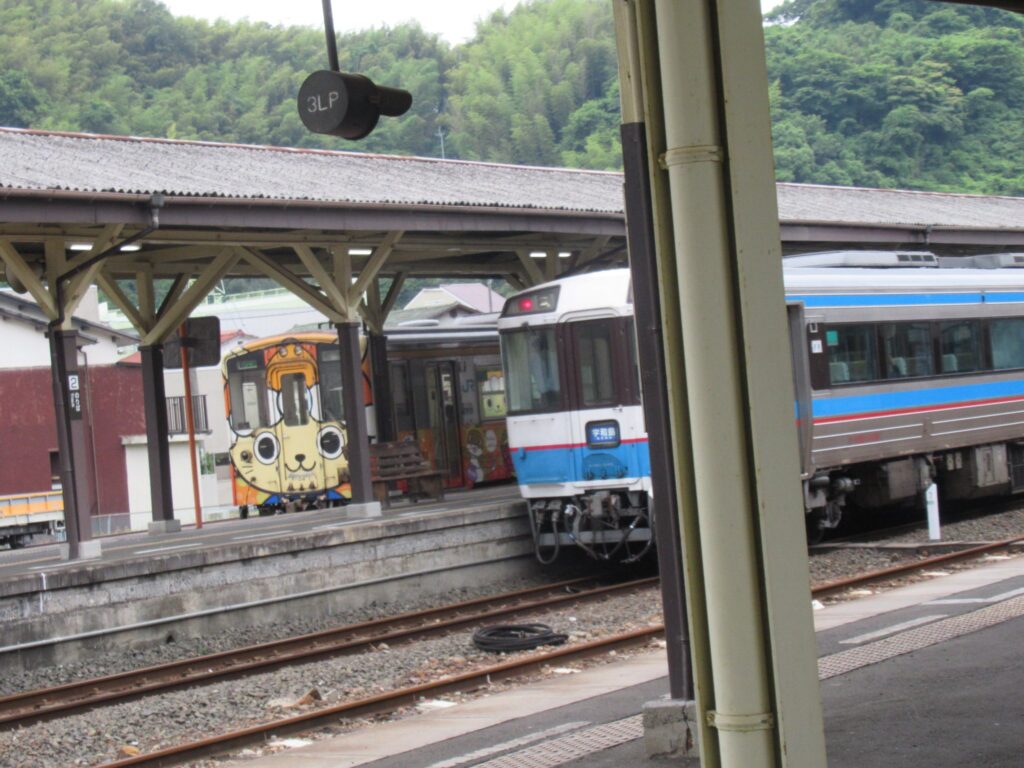 八幡浜駅は、愛媛県八幡浜市江戸岡一丁目にある、JR四国予讃線の駅。