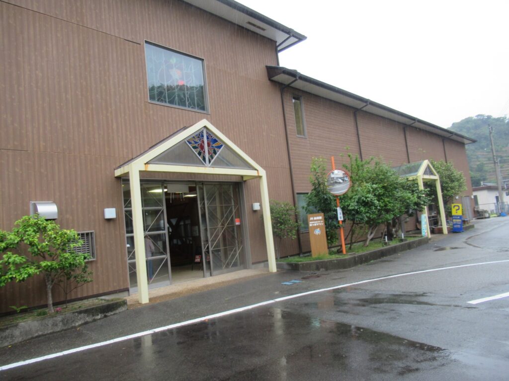 由岐駅は、徳島県海部郡美波町西の地東地にある、JR四国牟岐線の駅。