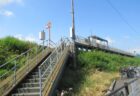徳島駅北西の踏切付近の線路脇から、列車を眺めております。