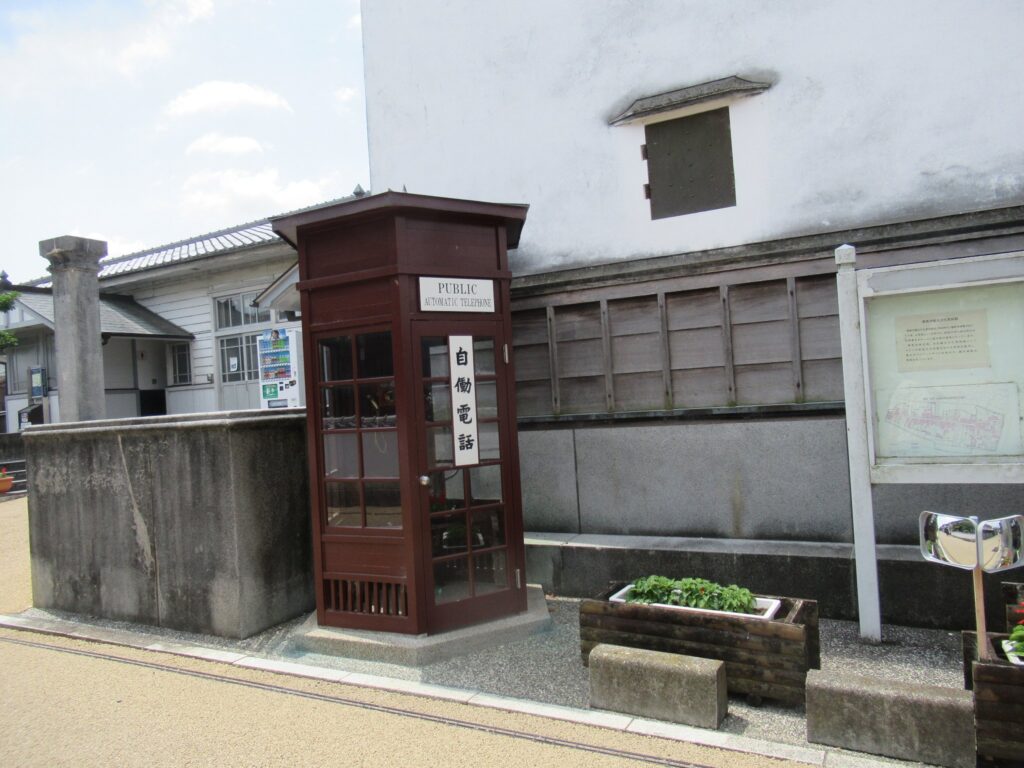 伝統工芸体験館美来工房の前に置かれている、自働電話のボックス。