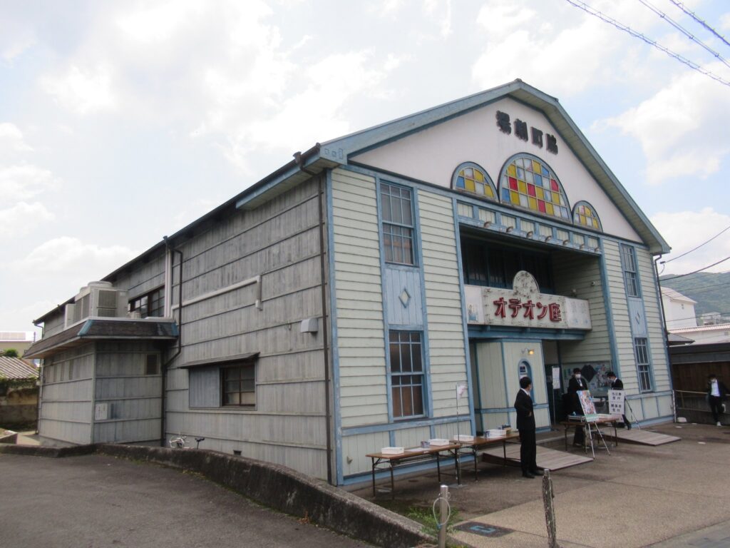 脇町劇場オデオン座は、徳島県美馬市脇町大字猪尻にある劇場。