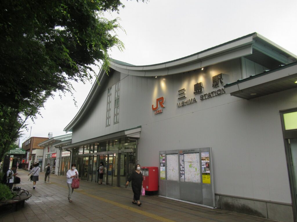 三島駅は、静岡県三島市一番町にある、JR東海・伊豆箱根鉄道の駅。
