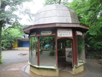 三島市営公園の楽寿園にあった、懐かしのミラーハウスです。
