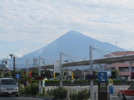 新富士駅から富士山を望み、駅周辺を見渡しております。