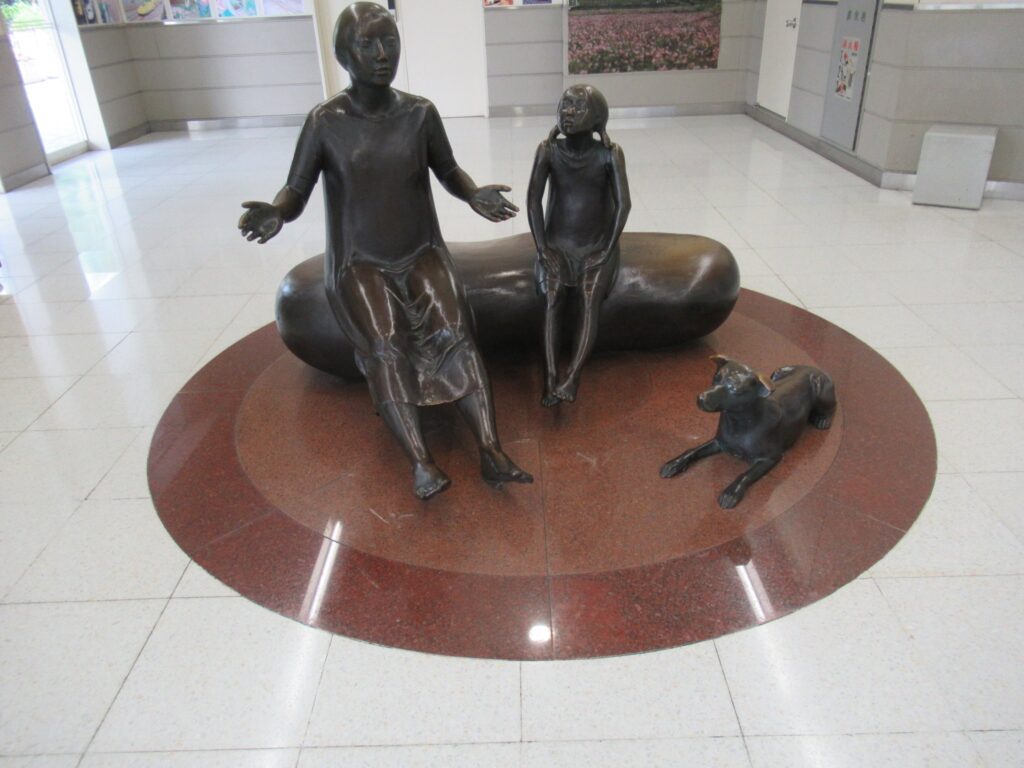 新富士駅構内に座る、母娘と愛犬でございます。