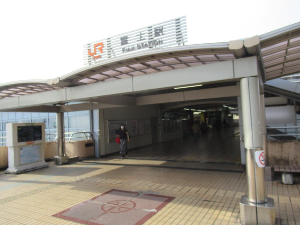 富士駅は、静岡県富士市本町にある、JR東海・JR貨物の駅。