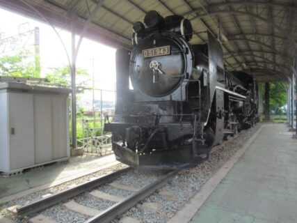 入山瀬駅に隣接する公園に保存されている、D51943号機とオハ35441。