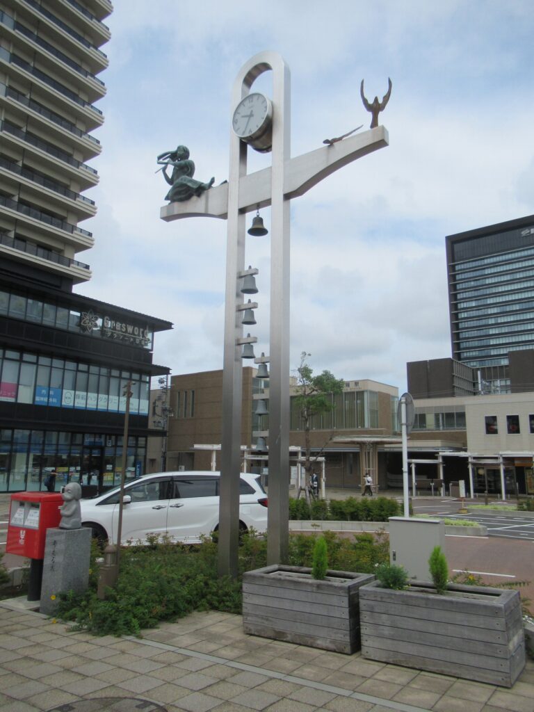 草薙駅南口ロータリーの、カリヨン時計塔でございます。
