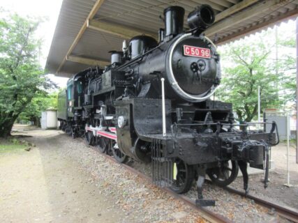焼津駅に程近い小石川公園で保存されている、蒸気機関車C50形96号機。