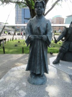 竹千代君像と今川義元公像@静岡駅北口広場。