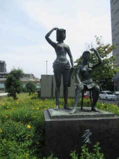 愛というタイトルの銅像@静岡駅北口広場。