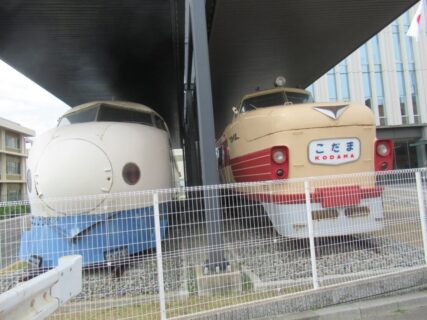 川崎車両本社ビル前に展示されている、0系21-7008とクハ26001。