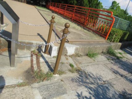 旧京都市電稲荷線の廃線跡と稲荷電停跡でございます。