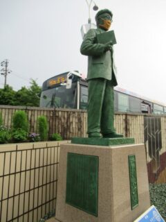 名張駅東口にある、江戸川乱歩の像でございます。