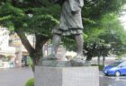 名張駅東口にある、江戸川乱歩の像でございます。