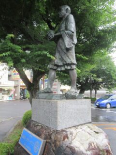 名張駅西口にある、観阿弥の像でございます。