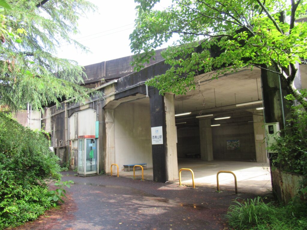 西青山駅は、三重県伊賀市伊勢路字青山にある、近畿日本鉄道大阪線の駅。