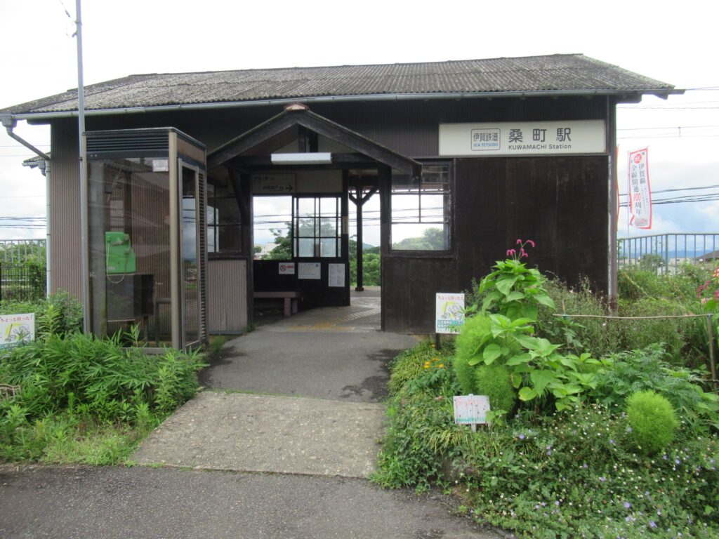 桑町駅は、三重県伊賀市四十九町にある、伊賀鉄道伊賀線の駅。