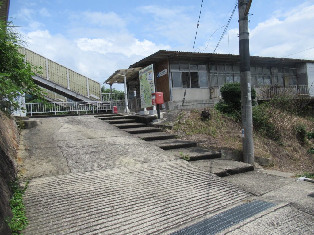 月ケ瀬口駅は、京都府相楽郡南山城村にある、JR西日本関西本線の駅。