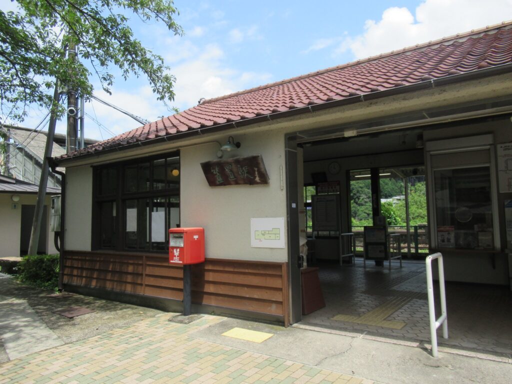 笠置駅は、京都府相楽郡笠置町大字笠置にある、JR西日本関西本線の駅。
