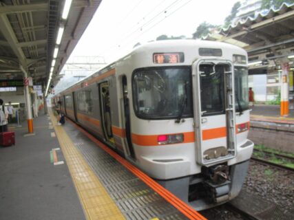 熱海駅は、静岡県熱海市田原本町にある、JR東日本・JR東海の駅。