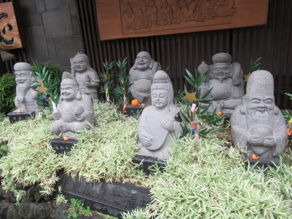 七福神そば成木屋さんの店頭にある七福神でございます。