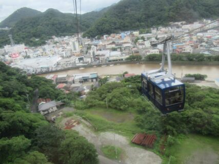 下田ロープウェイは、伊豆急下田駅前の新下田駅から寝姿山駅を結ぶ。