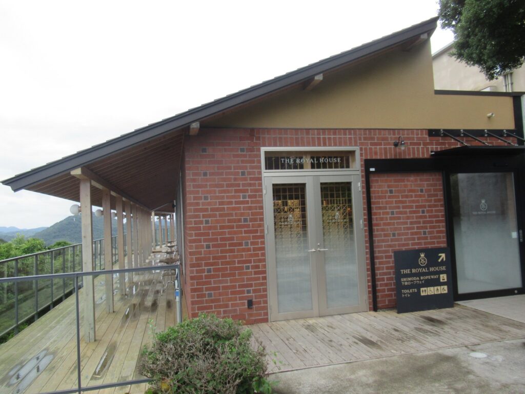 下田ロープウェイ寝姿山駅に隣接する、THE ROYAL HOUSE。