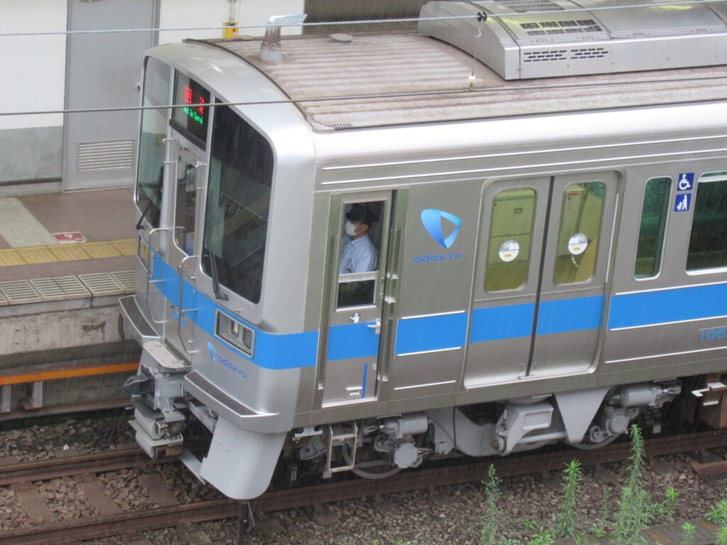 小田急電鉄と箱根登山鉄道の、小田原駅でございます。