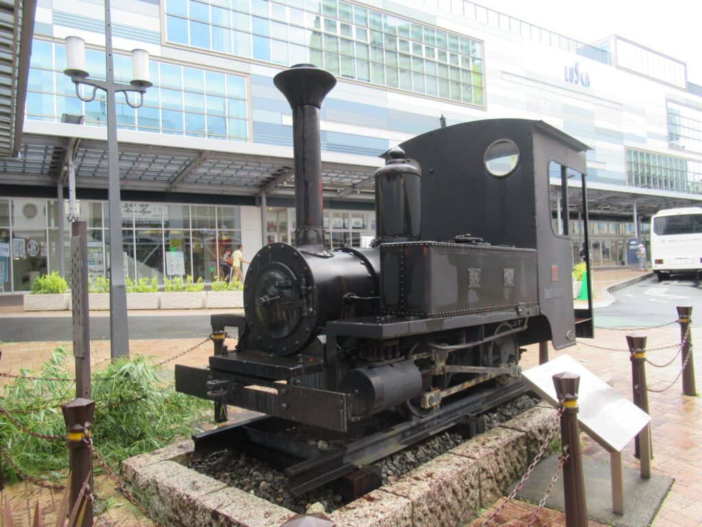 熱海駅前に、熱海軽便鉄道7号機関車が展示されております。