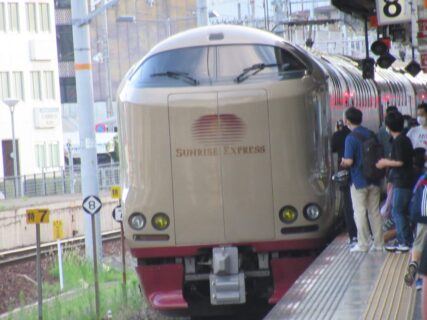 岡山駅でのサンライズ瀬戸とサンライズ出雲の解結、発車のシーン。
