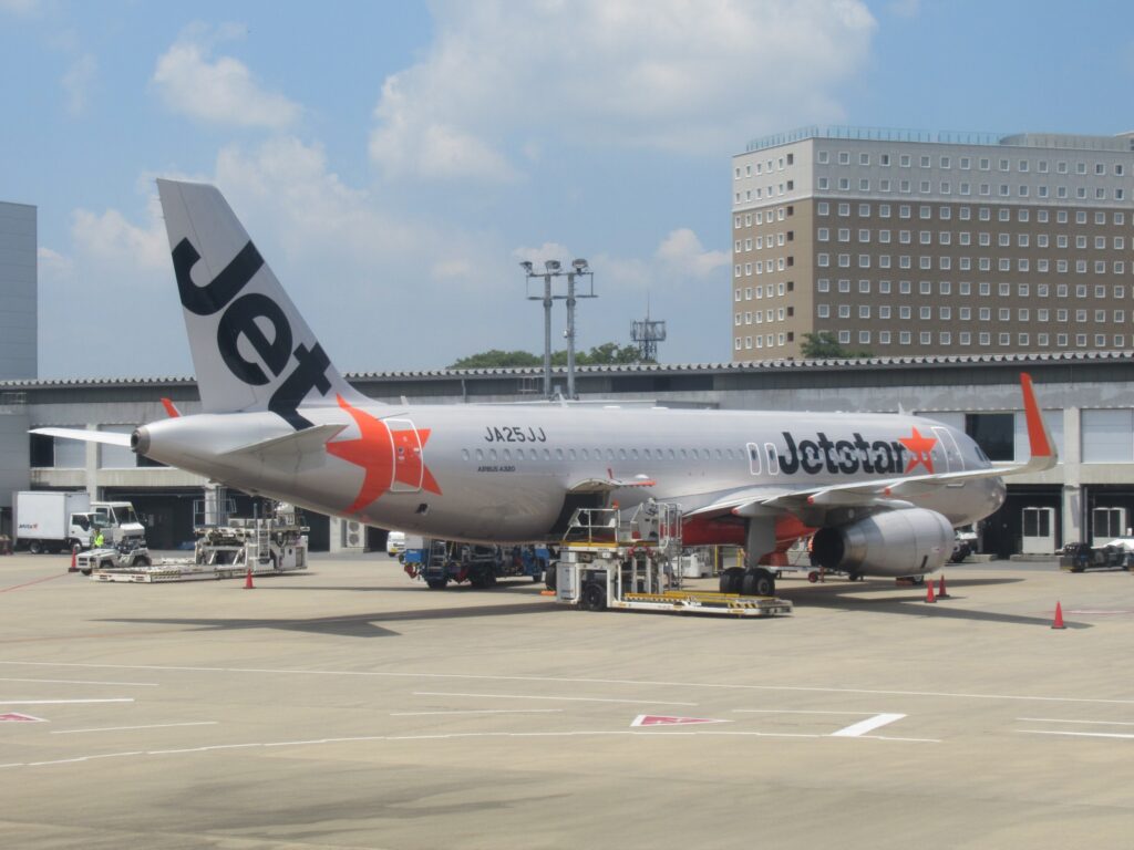 当機は定刻に成田空港に着陸いたしました。