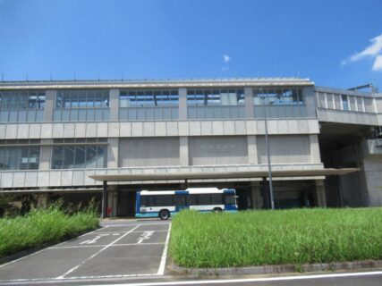 成田湯川駅は、千葉県成田市松崎にある、京成電鉄成田空港線の駅。