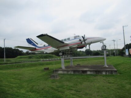 風和里しばやまで展示されている、ビーチエアクラフトB99実験用航空機。