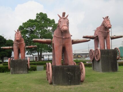 芝山千代田駅前広場の、埴輪をモチーフにしたモニュメント。