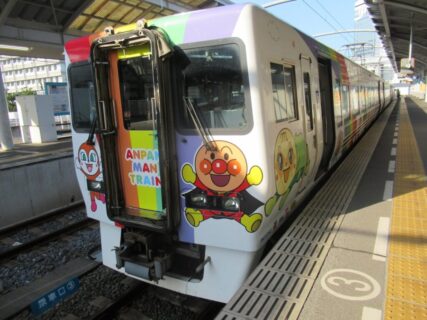 高松駅から快速マリンライナーで岡山駅に向かうのでございます。