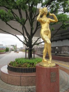 田端駅北口駅前の、金色に輝く女性裸像、華。