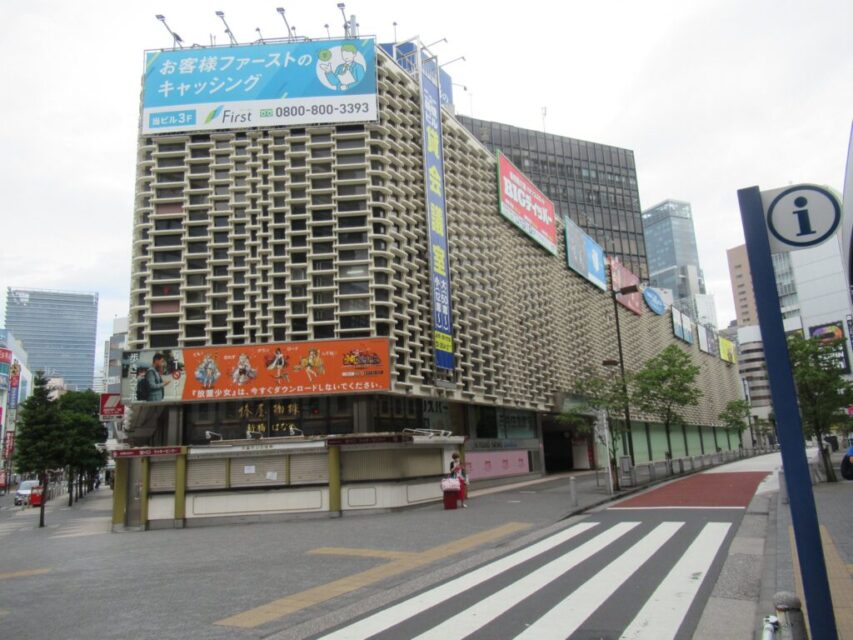 ニュー新橋ビルは、新橋駅日比谷口前にある、大規模な雑居ビル。 | DoraNekoWeb