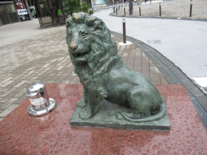 ニュー新橋ビル前に、ライオンがおりましたですな。