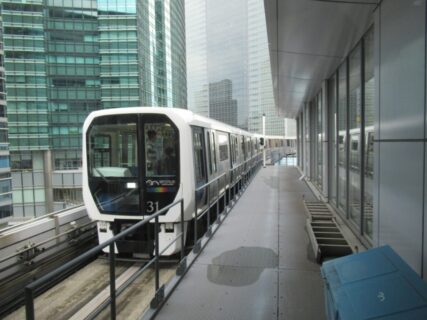新交通ゆりかもめは、港区の新橋駅から江東区の豊洲駅までを結ぶ。