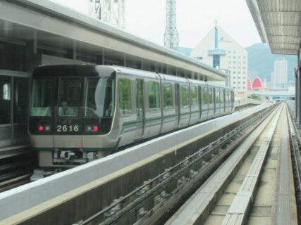 みなとじま駅は、神戸市中央区港島中町にある、ポートライナーの駅。