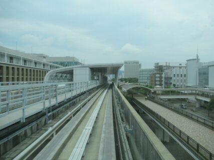 医療センター駅は、神戸市中央区港島南町にある、ポートライナーの駅。