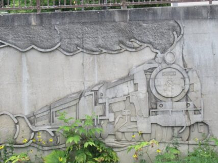 塩谷駅の擁壁に描かれている、蒸気機関車の壁画でございます。