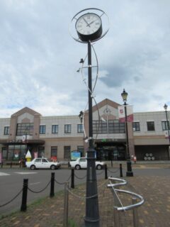 余市駅前広場にあった、街燈型時計塔でございます。