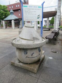 倶知安駅前広場にある、じゃが太くんの日本一の水です。