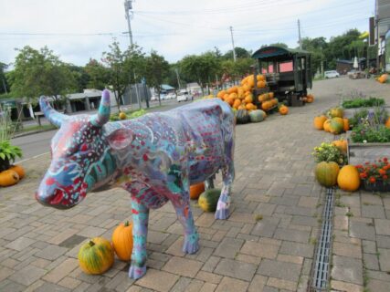 ニセコ駅前のカボチャとサイケデリックな牛でございます。
