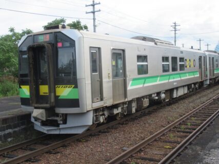 ニセコ駅に入線してきた、H100形気動車の小樽行普通列車。